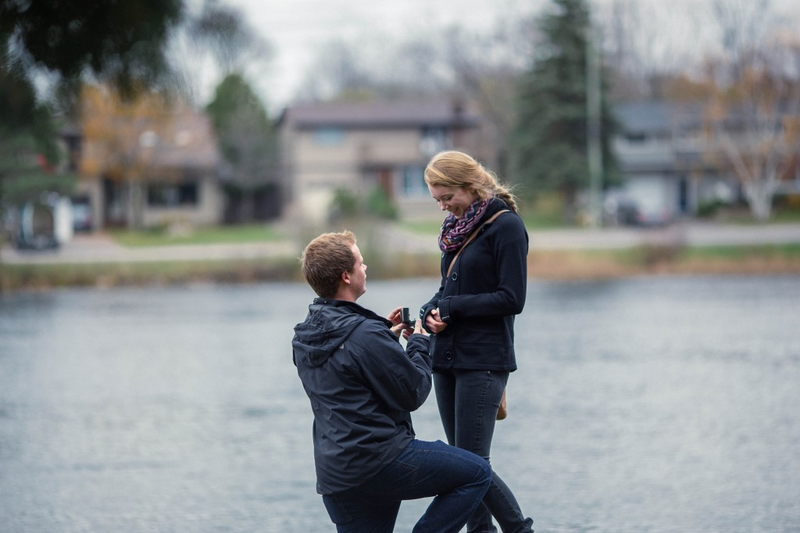 Illustration for article titled Photographer Captures Marriage Proposal by Hiding in a Garbage Can